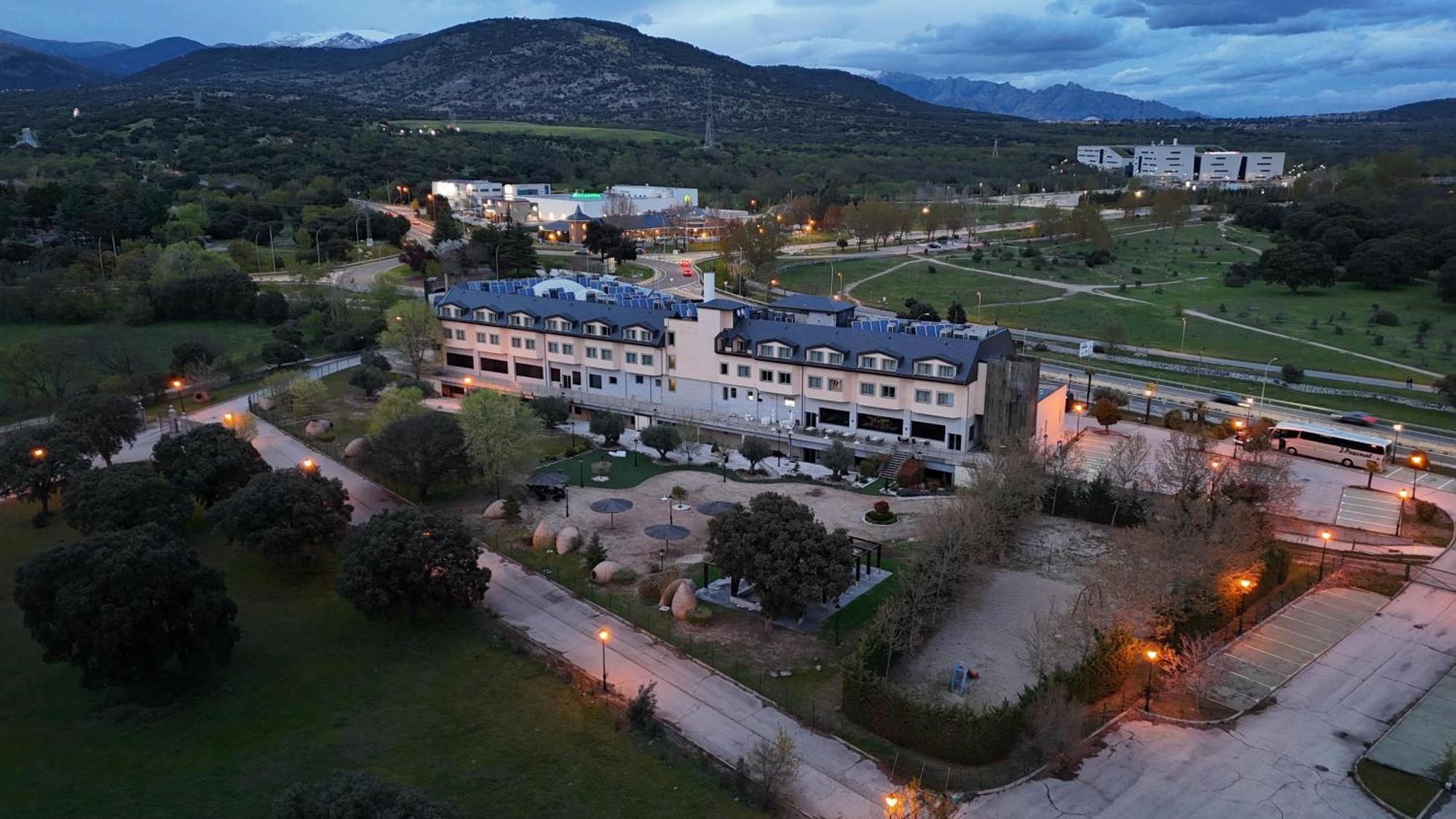 Hotel Fc Villalba Кольядо-Вільяльба Екстер'єр фото